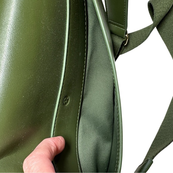 Lululemon Leather Alternative Saddle Crossbody Bag 2L Barracks Green/Gold - Picture 5 of 12